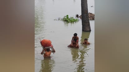 UP: काशी में गंगा चेतावनी बिंदु पार...मणिकर्णिका घाट की गलियों में लगी शवों की कतार, इतने परिवारों ने छोड़ा घर UP varanasi flood news Ganga crossed warning point in Kashi Rows of bodies in the streets of Manikarnika Ghat