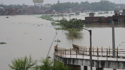 UP: काशी में गंगा चेतावनी बिंदु पार...मणिकर्णिका घाट की गलियों में लगी शवों की कतार, इतने परिवारों ने छोड़ा घर UP varanasi flood news Ganga crossed warning point in Kashi Rows of bodies in the streets of Manikarnika Ghat