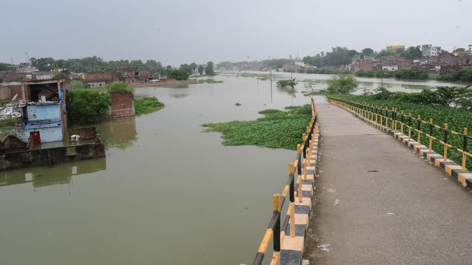 UP varanasi flood news Ganga crossed warning point in Kashi Rows of bodies in the streets of Manikarnika Ghat