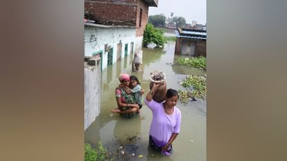 UP: काशी में गंगा चेतावनी बिंदु पार...मणिकर्णिका घाट की गलियों में लगी शवों की कतार, इतने परिवारों ने छोड़ा घर UP varanasi flood news Ganga crossed warning point in Kashi Rows of bodies in the streets of Manikarnika Ghat