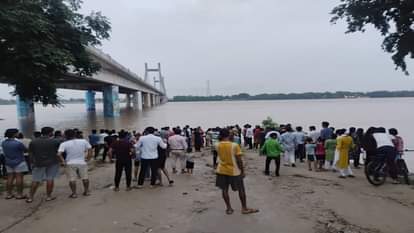 अरैल घाट पर बाढ़ देखने के लिए जुटी भीड़।