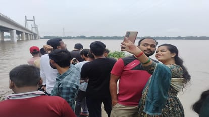 Prayagraj Flood: Waves of Yamuna and Ganga started hitting Arail Dam Road, crowd of onlookers gathered