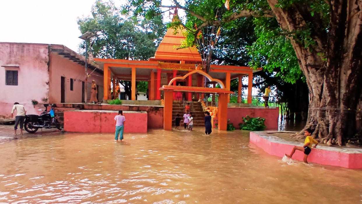 Ganga crosses danger mark in mirzapur water level reaches 1978 record 100 villages submerged