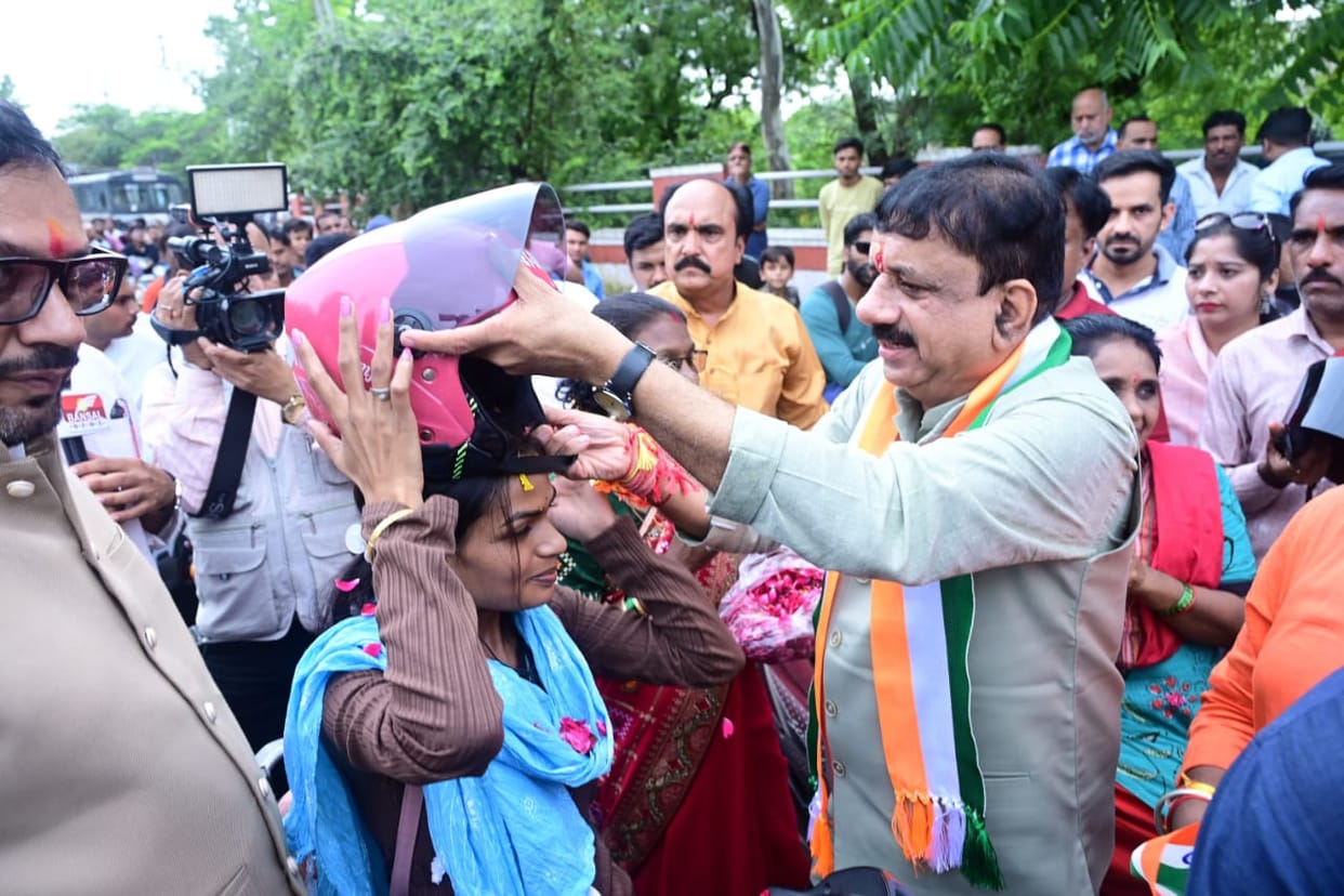 Bhopal: Bhopal MP gave the message of safety by wearing a helmet on Kshasabandhan, said- every sister should i