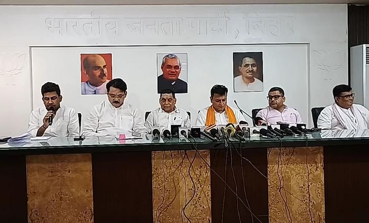 Bihar SIR: एनडीए ने गिनाए तेजस्वी यादव के घोटाले, कहा- लोकतंत्र के साथ धोखा करने वाले पर FIR करे चुनाव आयोग