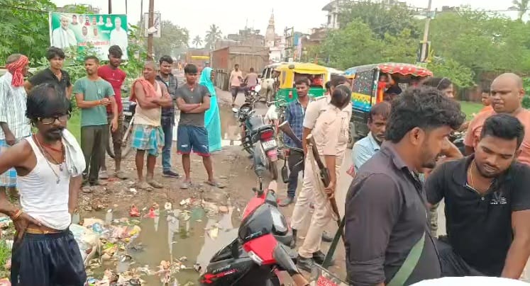 हादसे के बाद लगी भीड़।