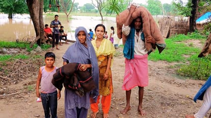 Flood Alert water entered populated area of Bhadohi people beds got submerged in morning migration started