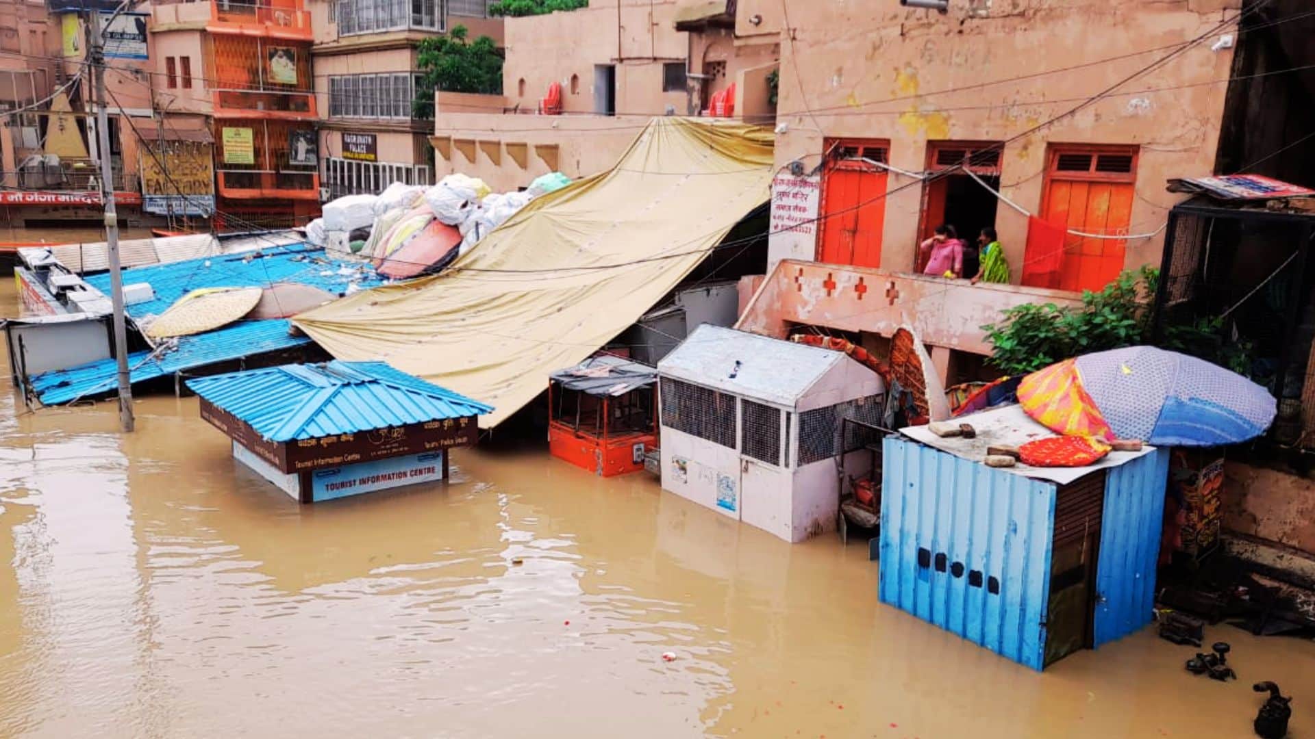 Flood Alert three thousand temples submerged in Kashi thousands of people helpless waters overflow on roads
