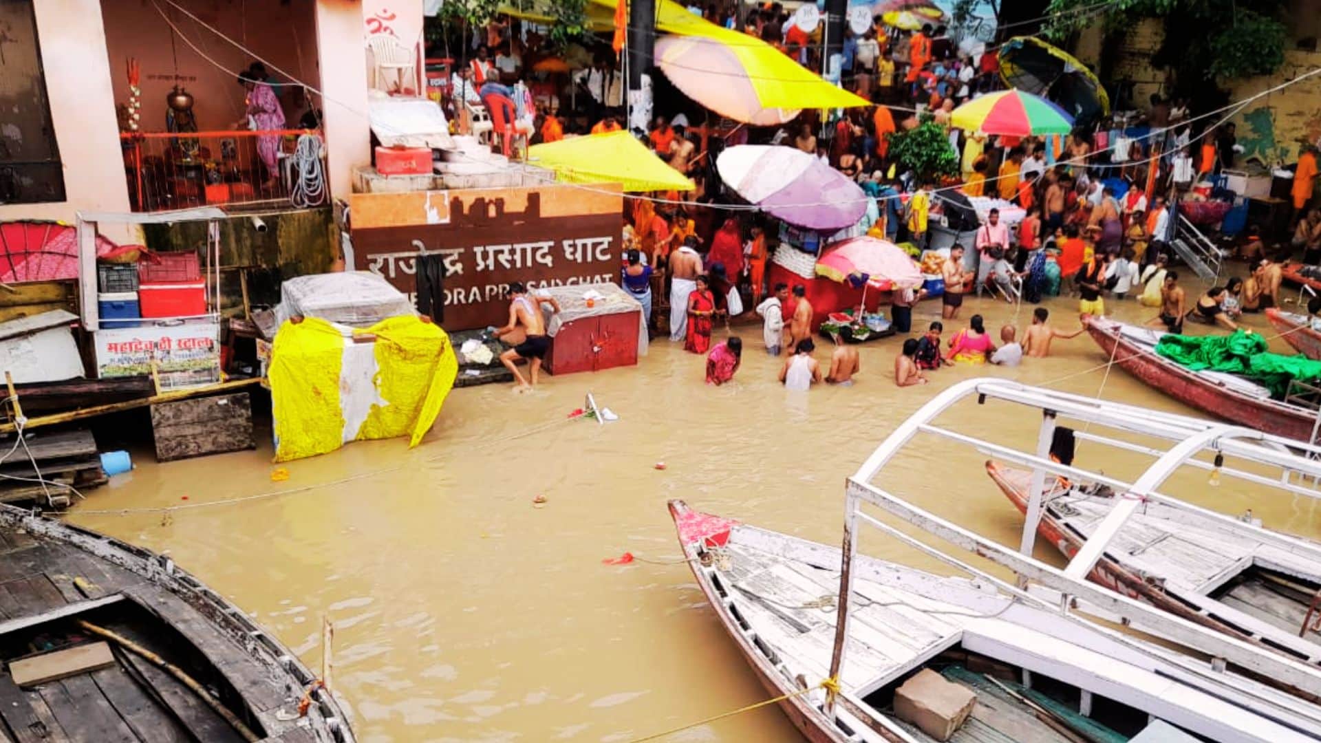 Flood Alert three thousand temples submerged in Kashi thousands of people helpless waters overflow on roads