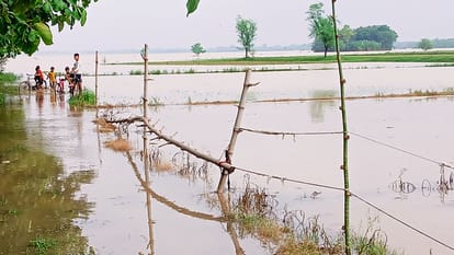 Flood Alert water entered populated area of Bhadohi people beds got submerged in morning migration started