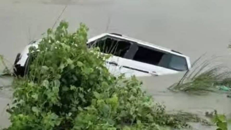 11 people died after Bolero fell into canal in Gonda Everyone was shocked to see pile of dead bodies on road