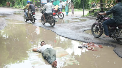 Kanpur: Protest by lying in the water filled potholes of broken Jarauli road