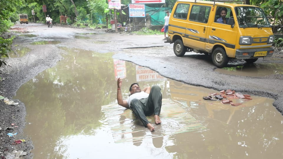 Kanpur: Protest by lying in the water filled potholes of broken Jarauli road