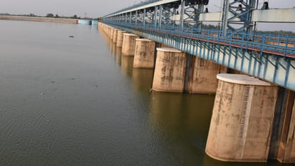 Kanpur: 1.56 lakh cusecs of water released by opening 30 gates of the barrage