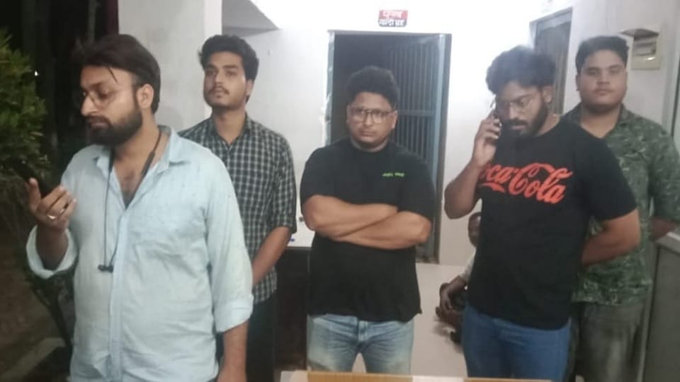 Villagers caught five youths from Bareilly thinking them to be suspicious