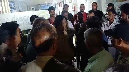 हंगामा करते परिजन