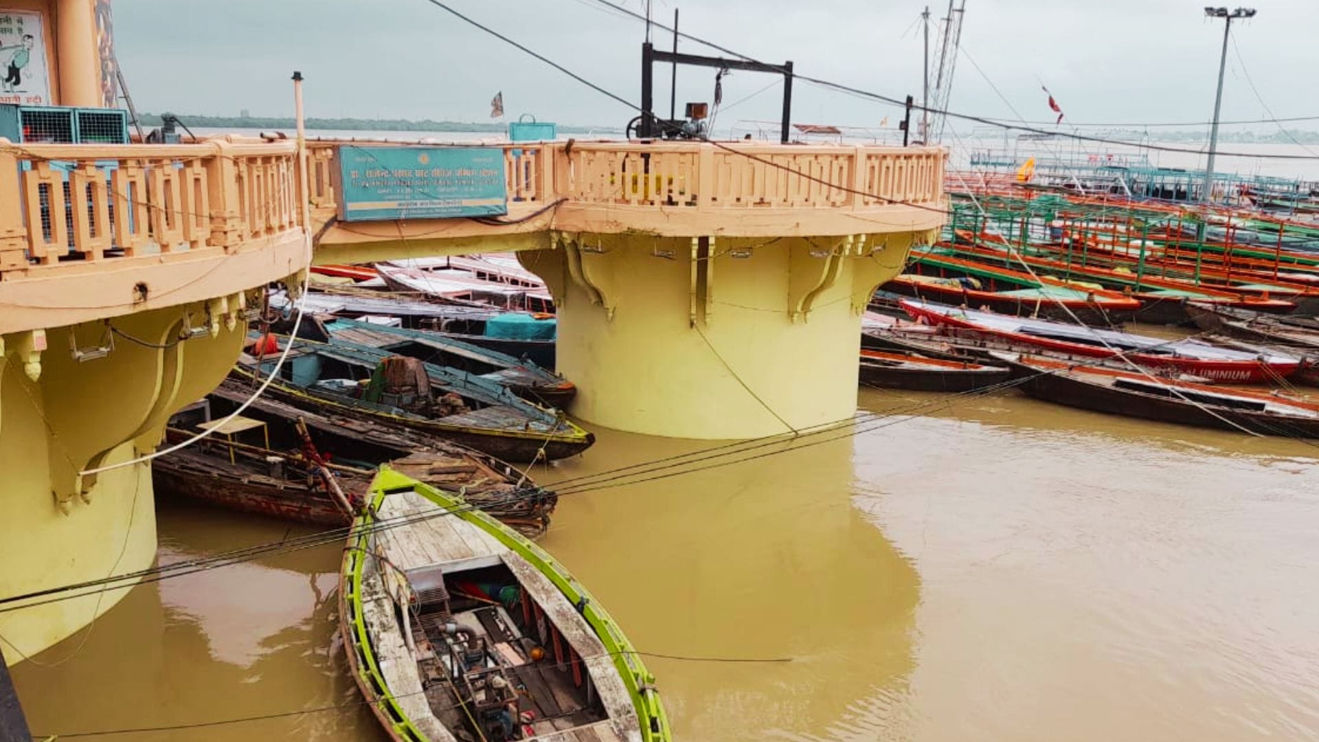 Flood Alert People wait for five hours standing in water wood and boat fares increased at Manikarnika Ghat