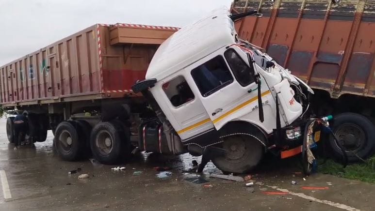 UP Accident news high-speed trailer hit parked truck cleaner died driver injured others fled from spot