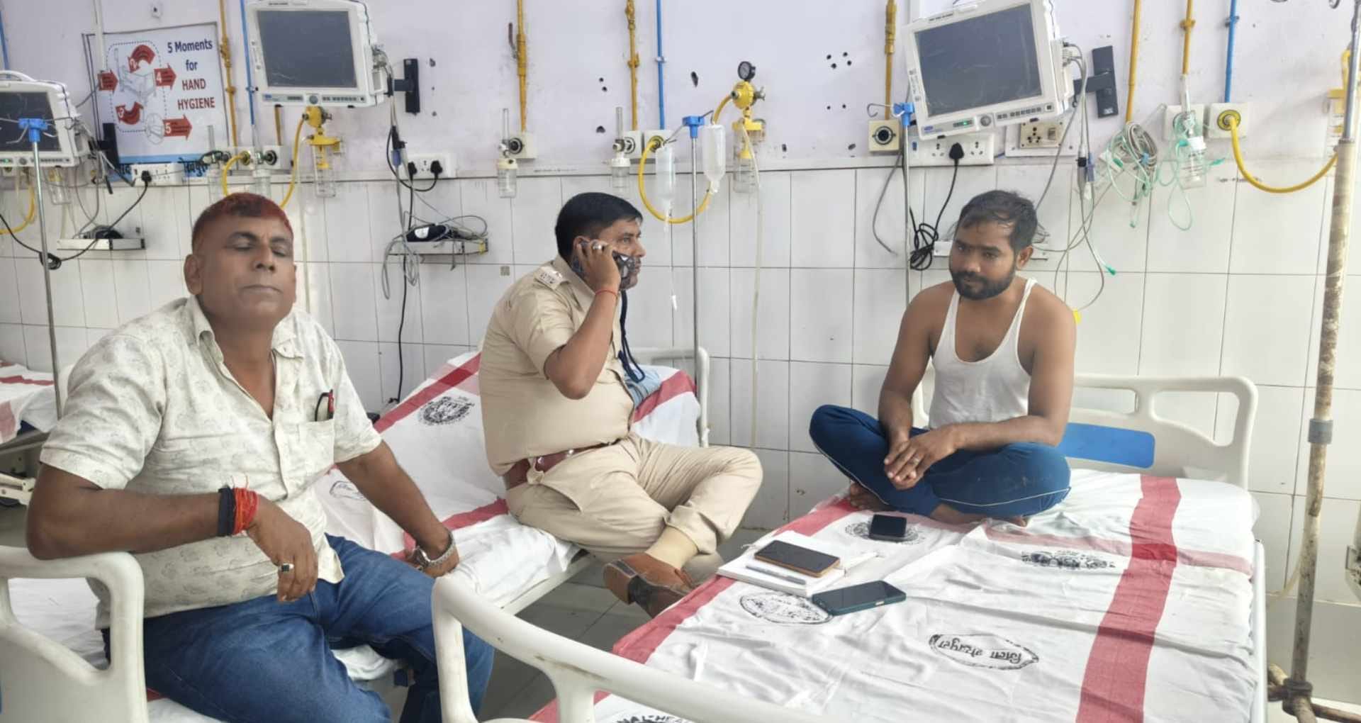 जांच करती पुलिस