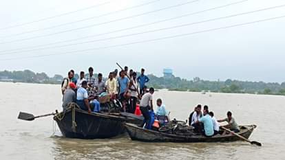 झूंसी में बाढ़ के बाद ग्रामीणों के लिए प्रशासन ने चलवाई नाव।