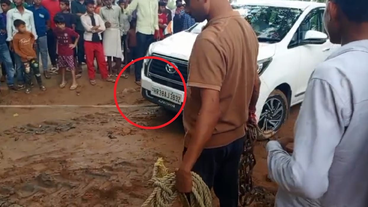 Vehicle of Union Minister s convoy stuck in mud
