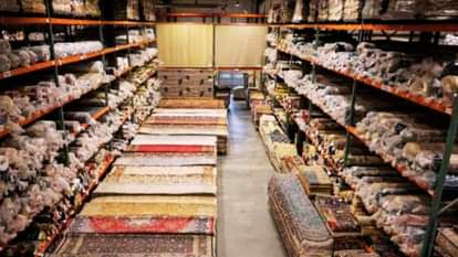 कालीन के गोदाम में पड़ा तैयार माल।