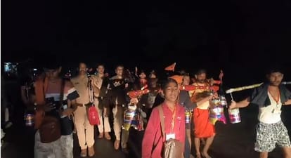 Kanpur To evacuate the Kanwariyas safely police picked up the Kanwar walked on foot to cross the border
