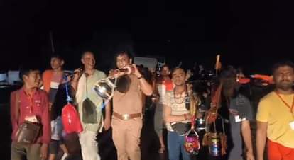 कांवड़ियों को सुरक्षित निकालने के लिए पुलिस ने उठाई कांवड़