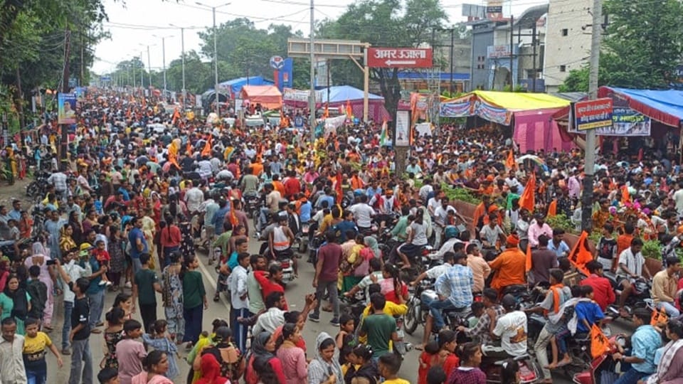 Pictures of saffron-coloured Pitalnagar: Ghungroos on feet, Kanwar on shoulder.. Bol Bam is echoing