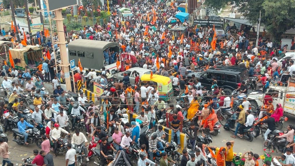 Pictures of saffron-coloured Pitalnagar: Ghungroos on feet, Kanwar on shoulder.. Bol Bam is echoing