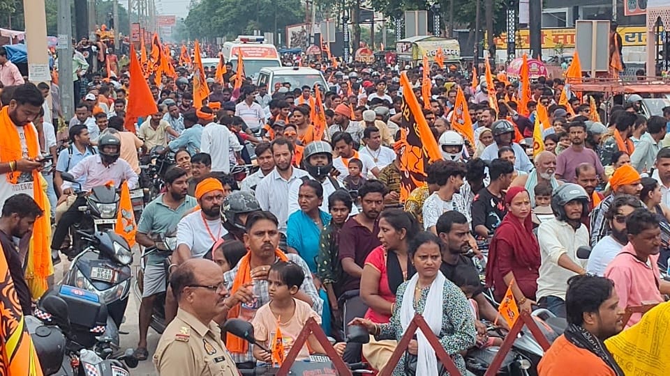 Pictures of saffron-coloured Pitalnagar: Ghungroos on feet, Kanwar on shoulder.. Bol Bam is echoing