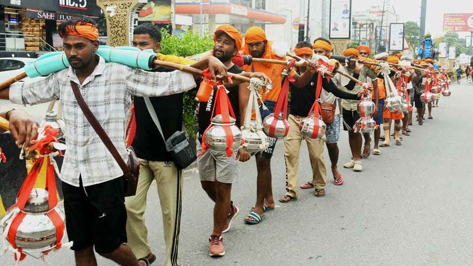 Pictures of saffron-coloured Pitalnagar: Ghungroos on feet, Kanwar on shoulder.. Bol Bam is echoing