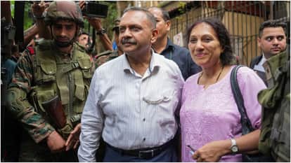 कर्नल प्रसाद पुरोहित अपनी पत्नी के साथ।