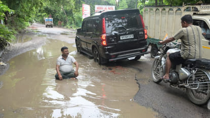 Kanpur: Protest by lying in the water filled potholes of broken Jarauli road