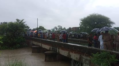 11 people died after Bolero fell into canal in Gonda Everyone was shocked to see pile of dead bodies on road