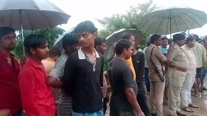 11 people died after Bolero fell into canal in Gonda Everyone was shocked to see pile of dead bodies on road