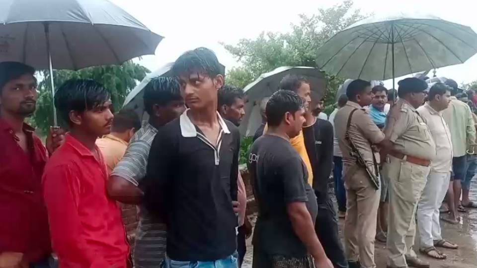 11 people died after Bolero fell into canal in Gonda Everyone was shocked to see pile of dead bodies on road