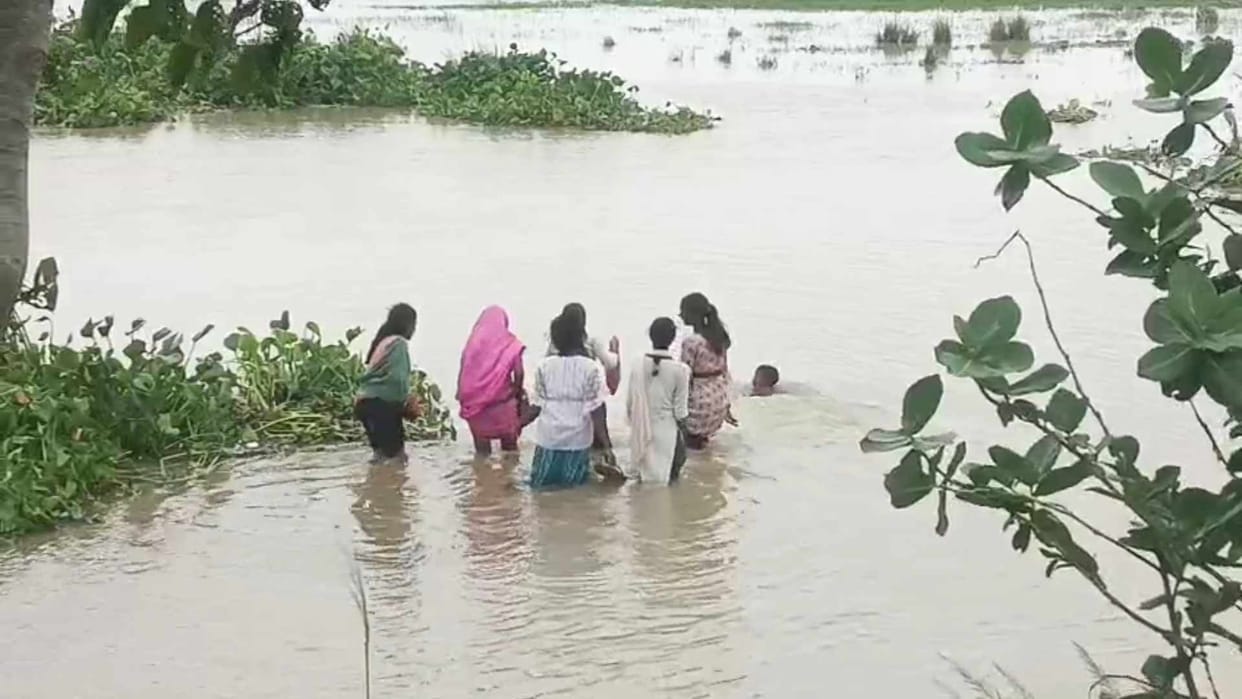 Ganga at danger mark in Mokama, road connectivity of Goriari village broken, demand for boat intensifies