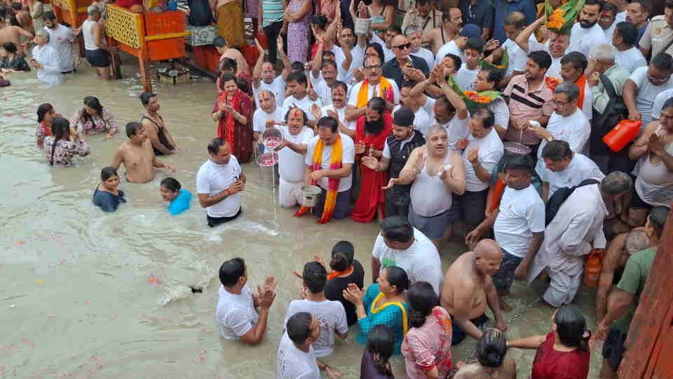 Multan Jyot From Pakistan Reached haridwar Devotees play milk Holi with ganga at Har Ki Pauri