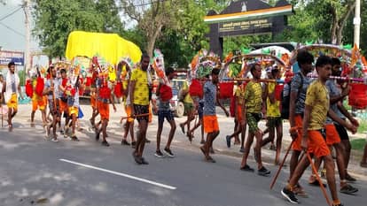 ये है भारत की असल तस्वीर: हरिद्वार से कांवड़ लेकर निकली मुस्लिम महिला, महाशिवरात्रि करेगी जलाभिषेक; Video Muslim woman carrying Kanwar from Haridwar she will perform Jalabhishek on Mahashivratri