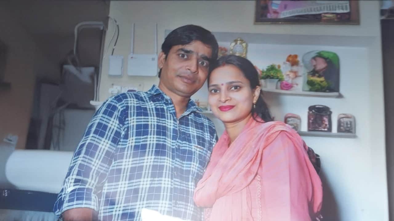 Husband Kills Wife Husband Slit throat of his pregnant wife with knife and blade In Meerut see photos