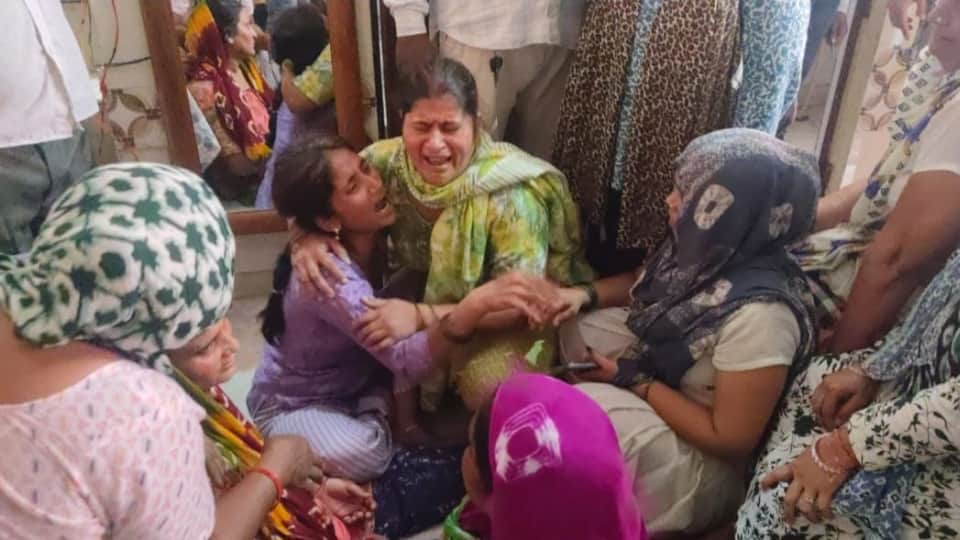 Husband Kills Wife Husband Slit throat of his pregnant wife with knife and blade In Meerut see photos