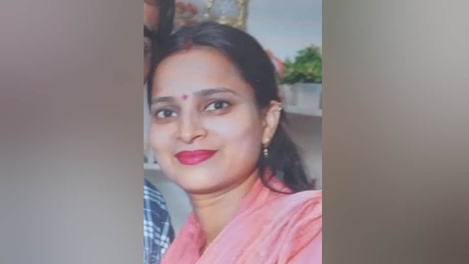 Husband Kills Wife Husband Slit throat of his pregnant wife with knife and blade In Meerut see photos