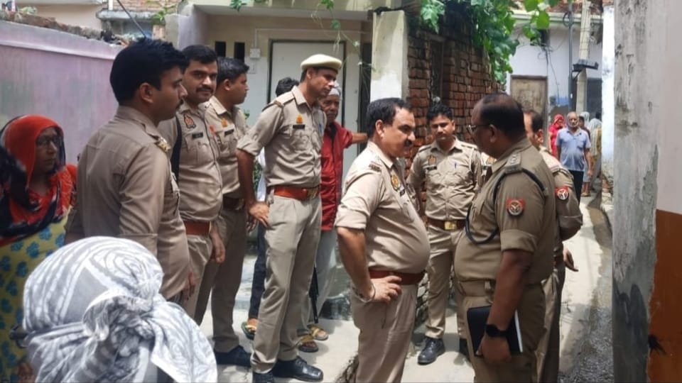 Meerut Murder husband kill wife walls and floor soaked with blood killer husband attack his wife with knife