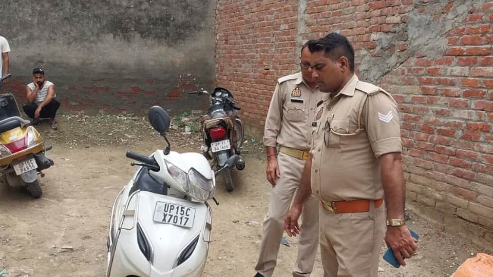 Husband Kills Wife Husband Slit throat of his pregnant wife with knife and blade In Meerut see photos
