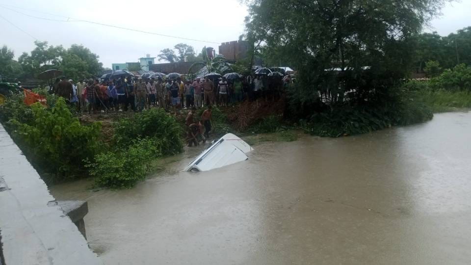 Bolero full of devotees fell into canal in Gonda 11 people died