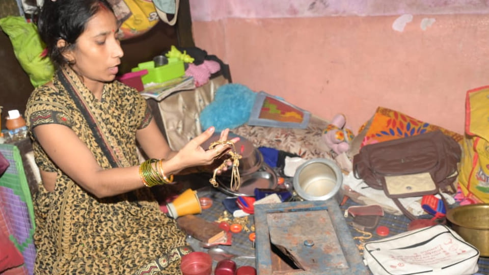Kanpur: scoundrels broke into the safe and took away real jewellery worth 13 lakh
