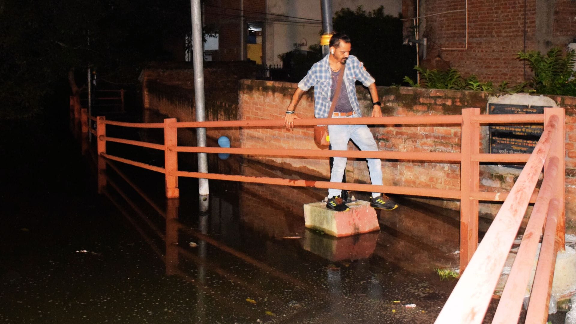 Flood in Varanasi water entered 46 schools classes of 11 thousand students will be conducted online