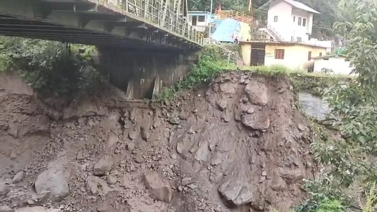 Badrinath Highway: भारी बारिश से हनुमान चटृी के पास पुल के नीचे सुरक्षा दीवार बही, भारी वाहनों की आवाजाही रोकी