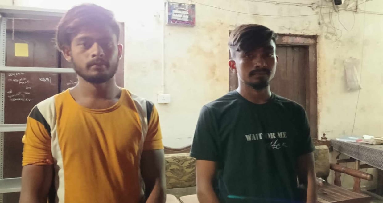 10 thousand cash, mobile and silver chain looted from two youths at gunpoint, two accused arrested